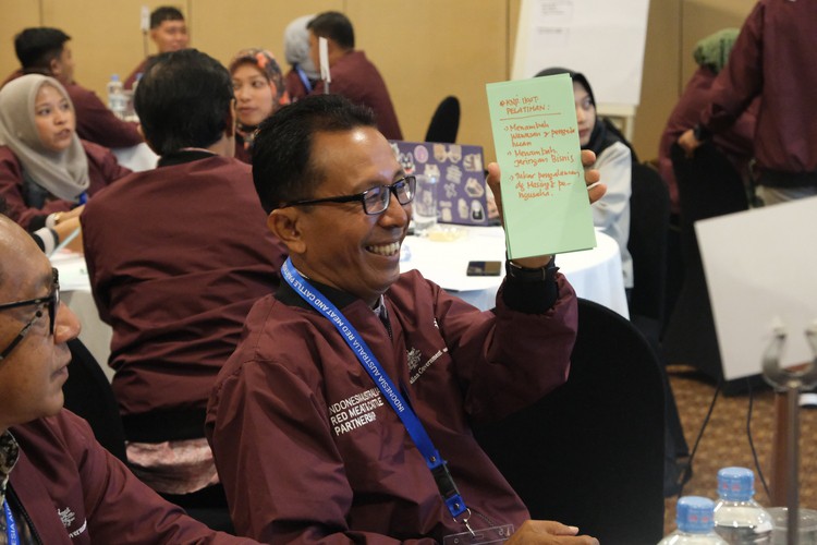 The alumni share about their experience and improvement experienced after joining the training (Photo: Partnership).